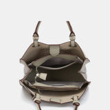 Handtasche aus recycelten Materialien in Grün mit Stanzmuster.