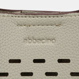 Handtasche aus recycelten Materialien in Grün mit Stanzmuster.