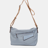 Umhängetasche aus recyceltem blauen Material.