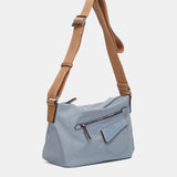 Umhängetasche aus recyceltem blauen Material.