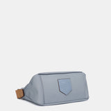 Umhängetasche aus recyceltem blauen Material.
