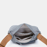 Umhängetasche aus recyceltem blauen Material.
