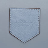 Umhängetasche aus recyceltem blauen Material.