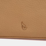 Umhängetasche aus recyceltem Material in Camel.