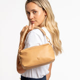 Umhängetasche aus recyceltem Material in Camel.