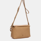 Umhängetasche aus recyceltem Material in Camel.