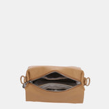 Umhängetasche aus recyceltem Material in Camel.