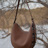 Umhängetasche in braunen recycelten Materialien