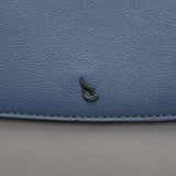 Umhängetasche in blauen recycelten Materialien