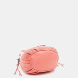 Damentasche aus korallenfarbener perforierter Leder.