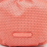 Damentasche aus korallenfarbener perforierter Leder.