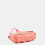 Damentasche aus korallenfarbigem, gestanztem Leder.