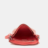 Damentasche aus korallenfarbigem, gestanztem Leder.