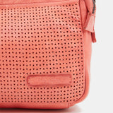 Damentasche aus korallenfarbigem, gestanztem Leder.