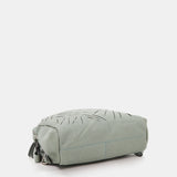 Damentasche aus grünem gestanztem Leder.