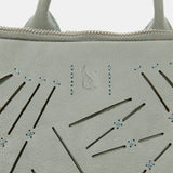 Damentasche aus grünem gestanztem Leder.