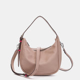 Kleine Schultertasche aus rosa Leder.