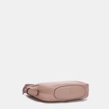 Kleine Schultertasche aus rosa Leder.