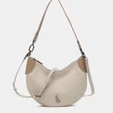 Kleine Schultertasche aus beige Leder.