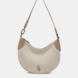 Kleine Schultertasche aus beige Leder.