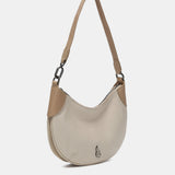 Kleine Schultertasche aus beige Leder.