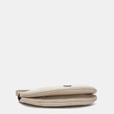 Kleine Schultertasche aus beige Leder.