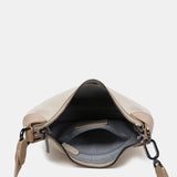 Kleine Schultertasche aus beige Leder.