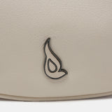 Kleine Schultertasche aus beige Leder.
