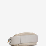 Beige Schultertasche aus Wildleder.