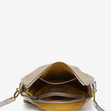 Beige Schultertasche aus Wildleder.