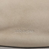 Beige Schultertasche aus Wildleder.