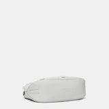 Bandolera con detalles pasados en piel blanca