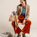 Beige Handtasche aus Leder.