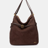 Mehrzwecktasche aus braunem Veloursleder.