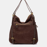 Mehrzwecktasche aus braunem Veloursleder.
