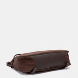 Mehrzwecktasche aus braunem Veloursleder.