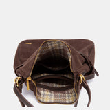 Mehrzwecktasche aus braunem Veloursleder.