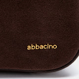 Mehrzwecktasche aus braunem Veloursleder.