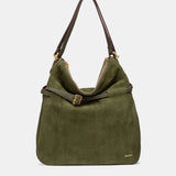 Multifunktionale Tasche aus grünem Veloursleder.