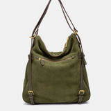 Multifunktionale Tasche aus grünem Veloursleder.