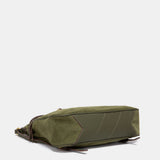 Multifunktionale Tasche aus grünem Veloursleder.