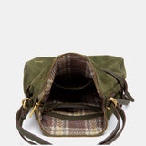 Multifunktionale Tasche aus grünem Veloursleder.