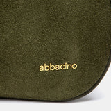 Multifunktionale Tasche aus grünem Veloursleder.