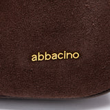 Schultertasche aus braunem Veloursleder.