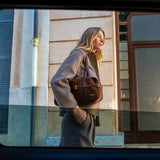 Schultertasche aus braunem Veloursleder.