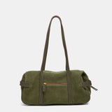 Grüne Schultertasche aus Veloursleder.
