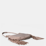 Shoulderbag aus Leder mit beigen Fransen.