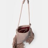 Shoulderbag aus Leder mit beigen Fransen.