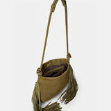 Schultertasche aus grünem Leder mit Fransen.