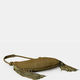 Schultertasche aus grünem Leder mit Fransen.